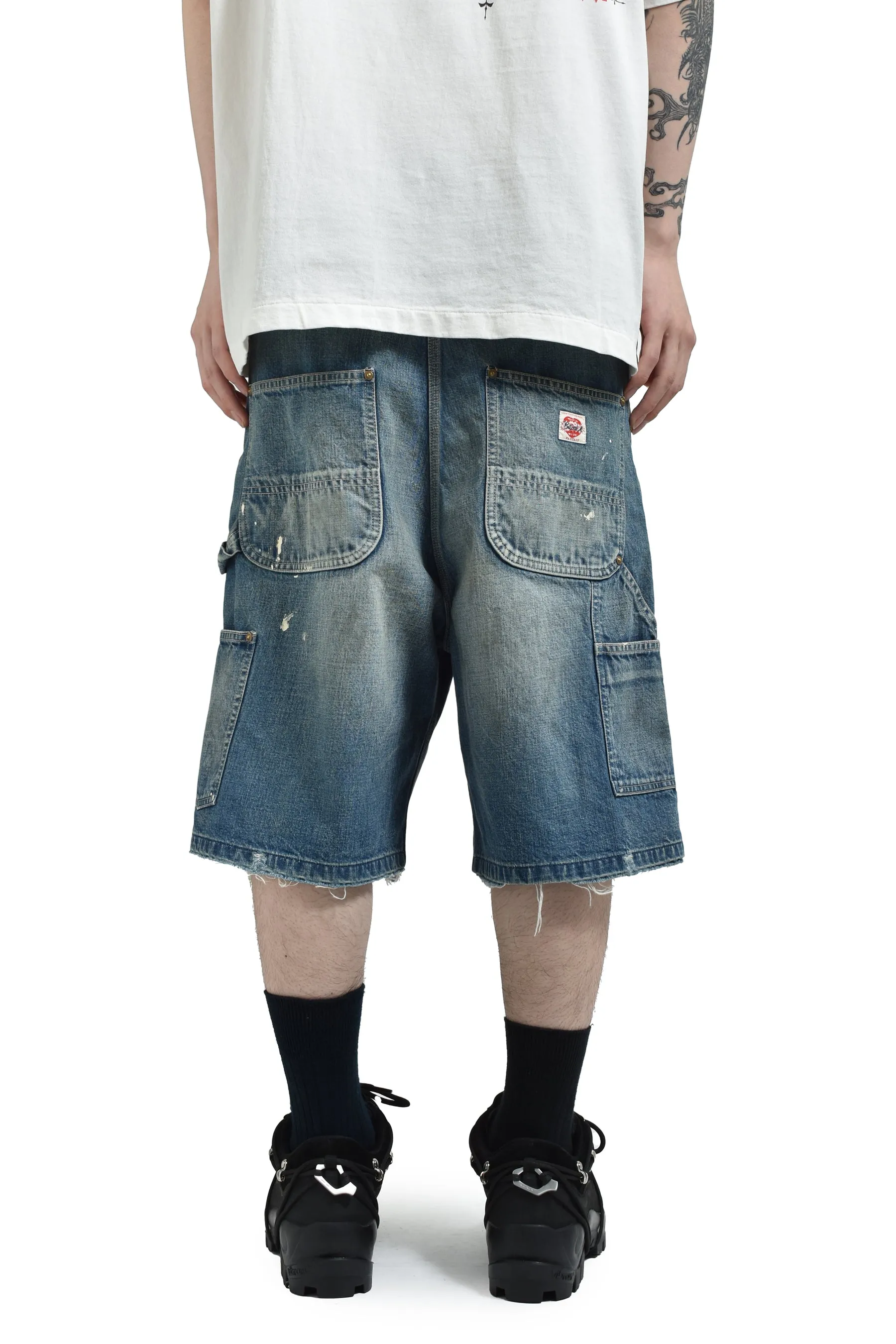 SAINT Mxxxxxx DOUBLE KNEE SHORTS/BLU Knee patches splashed with ink and water-splashed denim shorts. Denim blue S-XL. Custom-woven and dyed denim fabric with clear texture. Heavy-wash water-fading treatment to create local mottled fading/hole effects. Artificial distressing to simulate natural wearing marks. VINTAGE sense. Original consistent damage treatment. Hand-splashed ink and paint. Original consistent wash mark/pocket mark. Double knee patch. Rivet reinforcement. Improve functionality while enhancing design